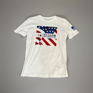 NWT Men Under Armour UA Heatgear Freedom White Athletic Shirt USA Flag Small